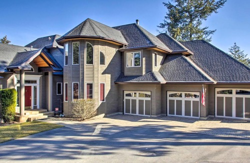 Liberty Lake House | Luxurious Liberty Lake Hideaway w/Hot Tub!