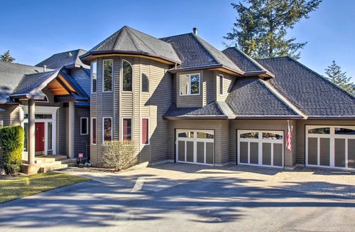 Liberty Lake House | Luxurious Liberty Lake Hideaway w/Hot Tub!