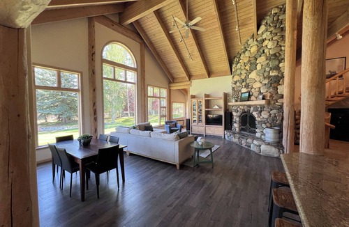 Hailey Cabin | Luxurious Log Home Retreat