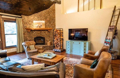 Flagstaff House | Luxurious Mountain Getaway on 2 acres of pine tree forest. Horse Stalls Avail.