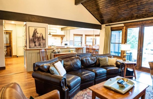 Flagstaff House | Luxurious Mountain Getaway on 2 acres of pine tree forest. Horse Stalls Avail.