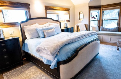 Flagstaff House | Luxurious Mountain Getaway on 2 acres of pine tree forest. Horse Stalls Avail.