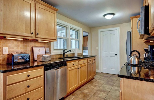 Skaneateles House | Luxurious pet friendly 3 bedroom home. Walking distance to downtown Skaneateles!