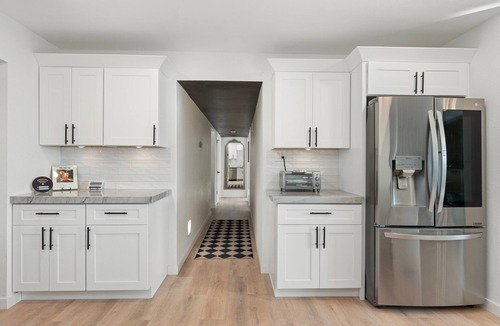 Village Grove House | Luxury 2 BR House, FREE Heated Pool, Hot Tub + Fire Pit, 5 min to Old Town!