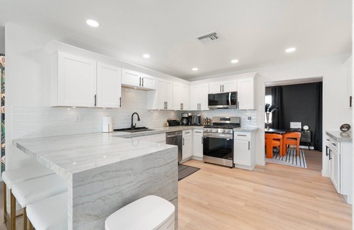 Village Grove House | Luxury 2 BR House, FREE Heated Pool, Hot Tub + Fire Pit, 5 min to Old Town!