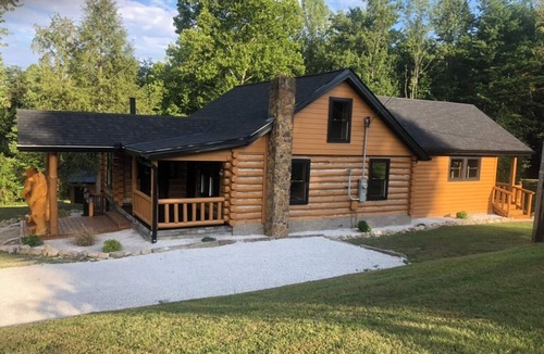 West Liberty Cabin | Luxury 3-bed hemlock log cabin Cave Run Lake area, with WiFi, gameroom, hot tub