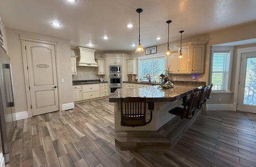 Nephi House | Luxury 4-bed 3.5 bath house w/mountain views in Nephi - sleeps up to 10 guests