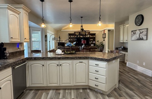 Nephi House | Luxury 4-bed 3.5 bath house w/mountain views in Nephi - sleeps up to 10 guests