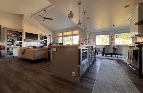 Pullman House | Luxury 4-Bedroom Home Near WSU – Modern Comfort by Park in Quiet Area
