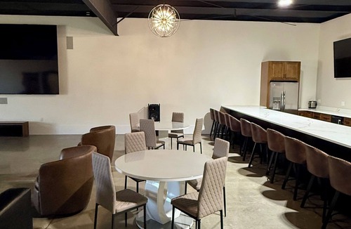 Buechel Condo | Luxury 4BR Loft Near Churchill Downs – Pool Table, Hoops & Wall TV - Sleeps 12