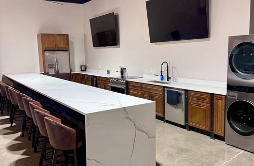 Buechel Condo | Luxury 4BR Loft Near Churchill Downs – Pool Table, Hoops & Wall TV - Sleeps 12