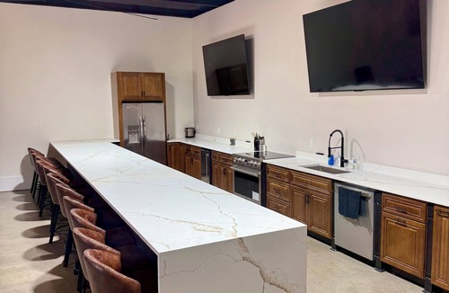 Buechel Condo | Luxury 4BR Loft Near Churchill Downs – Pool Table, Hoops & Wall TV - Sleeps 12