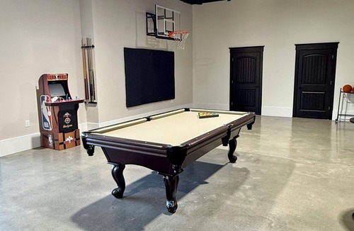 Buechel Condo | Luxury 4BR Loft Near Churchill Downs – Pool Table, Hoops & Wall TV - Sleeps 12