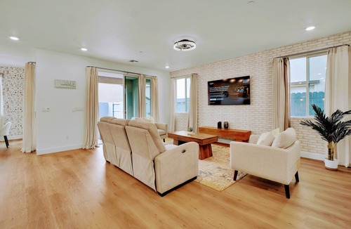 Lodi House | Luxury 5BR Lounge EV Ping Pong Yard BBQ