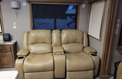 Green Valley House | Luxury 5th Wheel RV in Awesome Resort