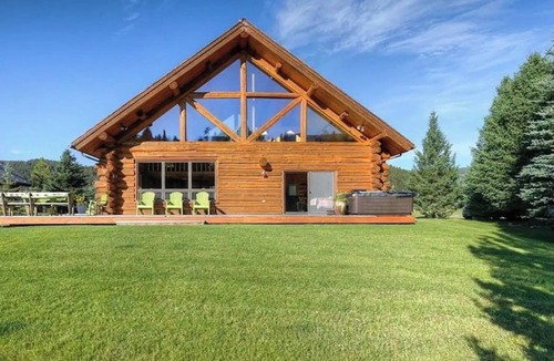 Gallatin Gateway Cabin | Luxury Along the Gallatin! Huge Spacious Cabin