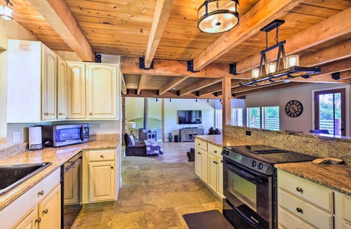 Auberry Cottage | Luxury Auberry Retreat in Sierra National Forest