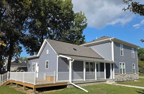 Cedar Falls House | Luxury Downtown Cedar Falls Retreat/Pool Table/Outdoor Dining/Sleeps 12