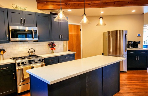 Flagstaff Cabin | Luxury forest 5 bedroom cabin w/fireplace & hot tub 5 mins to downtown Flagstaff