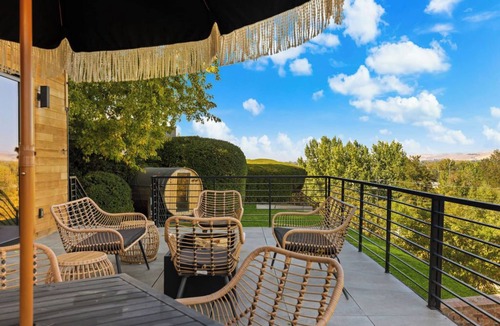 Central Rim Villa | Luxury HGTV "Boise Boys" View House. Sleeps 10. Hot Tub, Sauna, Scenic Views