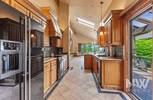 Coeur d'Alene House | Luxury Home—Fireplaces, Hot Tub, Fire Pit, Soaking Tub & Stunning Views for Ultimate Relaxation!