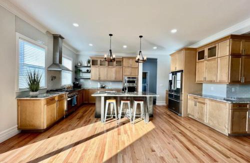 Otterbien Home Villa | Luxury Home Incredible master suite Liberty Twp OH