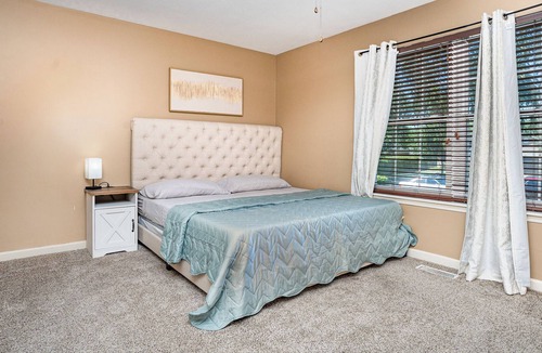 Lindenwald House | Luxury Home near Spooky Nook & Cincinnati attractions!
