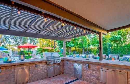 Glendale House | LUXURY HOME RESORT w/ POOL, SPA & GAME ROOM
