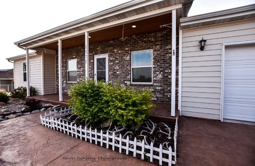 Moab South Valley House | Luxury in the Red Rocks: 4BD/2 BA, fenced backyard, Hot Tub