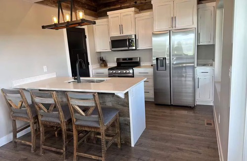 Panguitch House | Luxury Large Farm Home @ Stoney Farms -NO CHOREs