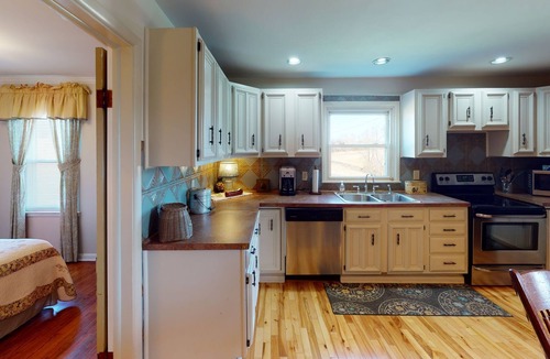 Nelsonville Cabin | Luxury Lodge Hocking Hills with Hot Tub overlooking pond and breath taking views
