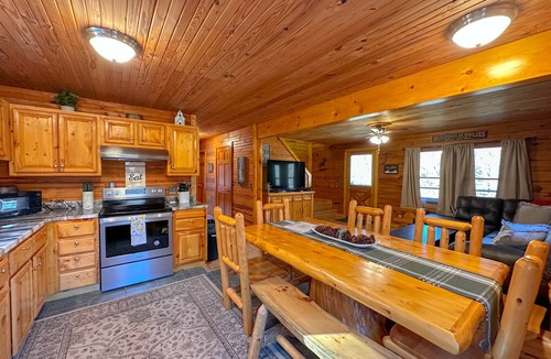 West Columbia Apartment | Luxury Lodge Log Cabin Swimming Pool & Hot Tub neat Hocking Hills and Athens Oh