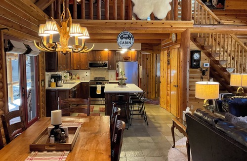 Pinetop Cabin | Luxury Log Cabin Living! AC, Kid & Pet Friendly, Fishing, Hiking, Golf
