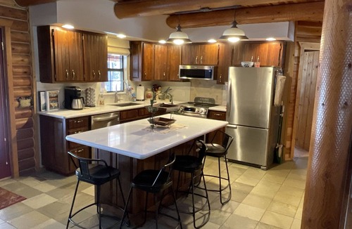 Pinetop Cabin | Luxury Log Cabin Living! AC, Kid & Pet Friendly, Fishing, Hiking, Golf