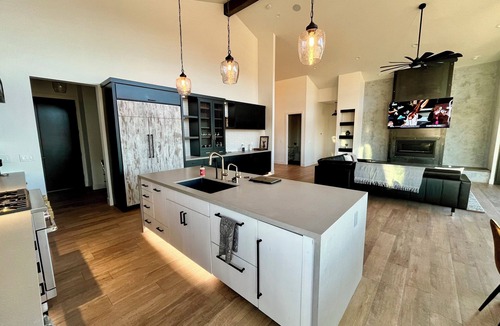 Williamson House | Luxury Modern farmhouse, Strong WiFi, Stunning Granite Mountain Views