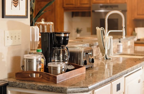 Visalia Other | Luxury Orchard Estate Retreat – Private Wings Fast Wi-Fi Convenient Location
