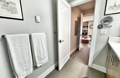 Sabin Apartment | Luxury Private Apartment - Kitchen, Washer & Dryer, Sleeps 4, Prime Location!