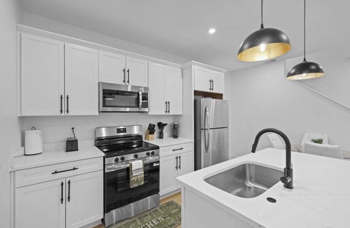 Indianapolis Apartment | Luxury Queen Suite | Near Downtown Indy!