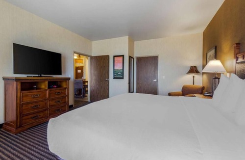 Bryce Canyon Hotel | Luxury Retreat in Nature's Embrace! Outdoor Pool, Free Parking, Free Breakfast!