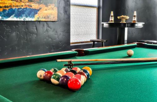 Meridian House | Luxury Retreat Sleeps 17 Spa and Games