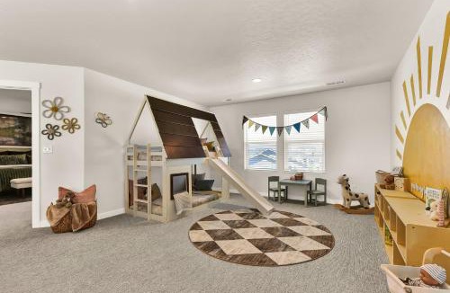 Meridian House | Luxury Retreat Sleeps 17 Spa and Games