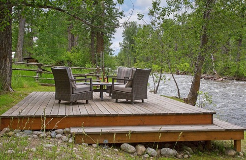 Absarokee Cabin | Luxury Riverfront Beartooth Mountain Lodge - Private Retreat! Visit Yellowstone