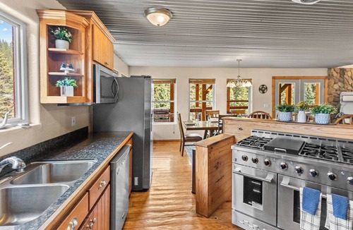 Red River House | "Luxury Riverfront Cabin "Moe's Riverside Lodge" Pool Table-AC-On the River-Pet Friendly