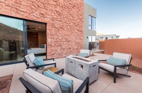 Ivins House | Luxury Service 4 Bedroom & Bunkroom - Sleeps 19 - Daily HK