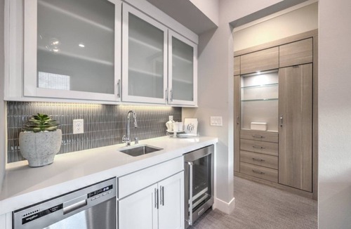 Seven Hills Apartment | Luxury Seven Hills Escape - 1BR, Pool & Garage