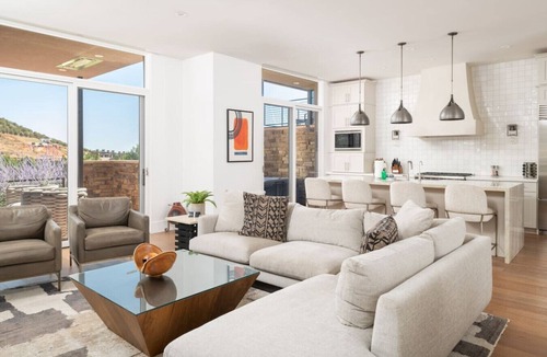 West Sedona Villa | Luxury Townhome - Exclusive guest access to a members-only golf club, pool, and resort amenities!