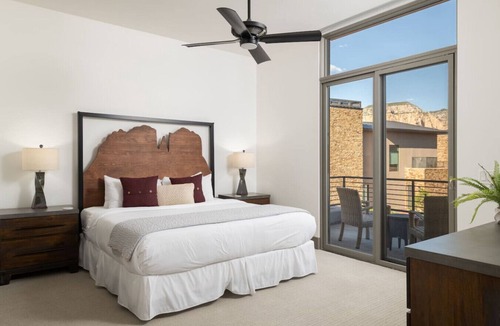 West Sedona Villa | Luxury Townhome - Exclusive guest access to a members-only golf club, pool, and resort amenities!