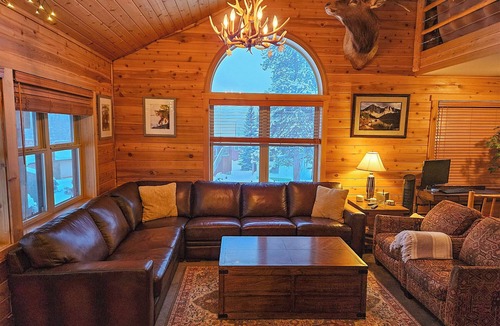 Cooke City-Silver Gate House | Luxury Yellowstone Chalet - Mountain Views with Sauna!