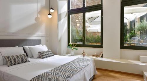 Thissio Villa | Magnificent Athens Villa 1 Bedroom Villa Aizen Garden View