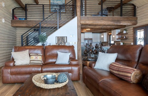 Alpine Northeast Cabin | Magnificent Cabin with Spa and Luxurious Interior in Wyoming
